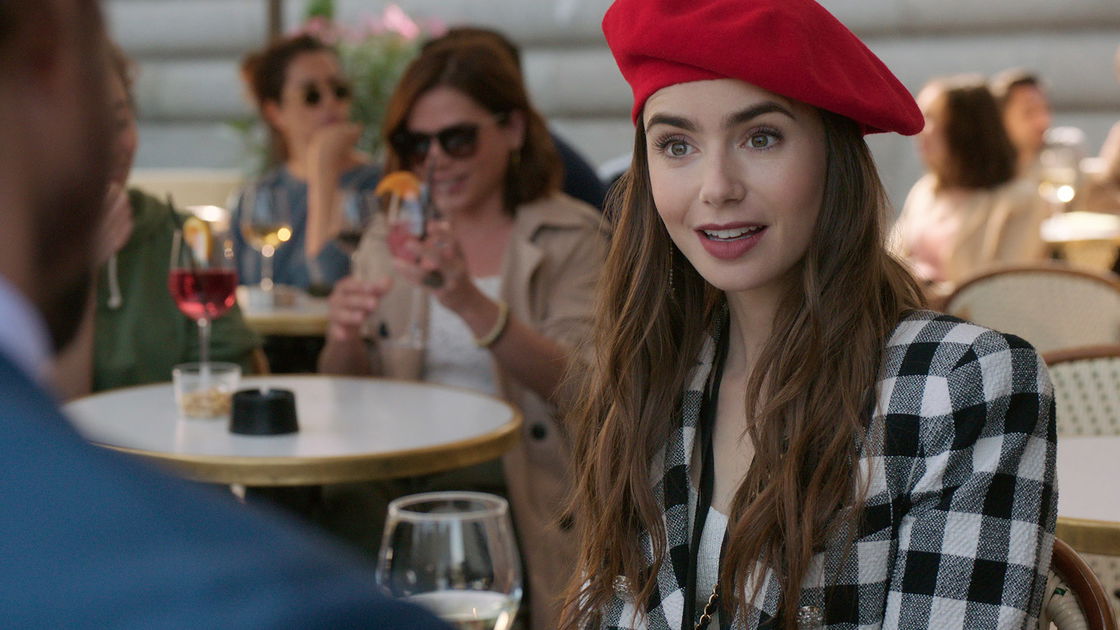 Copertina di Lily Collins parla della nuova stagione di Emily in Paris