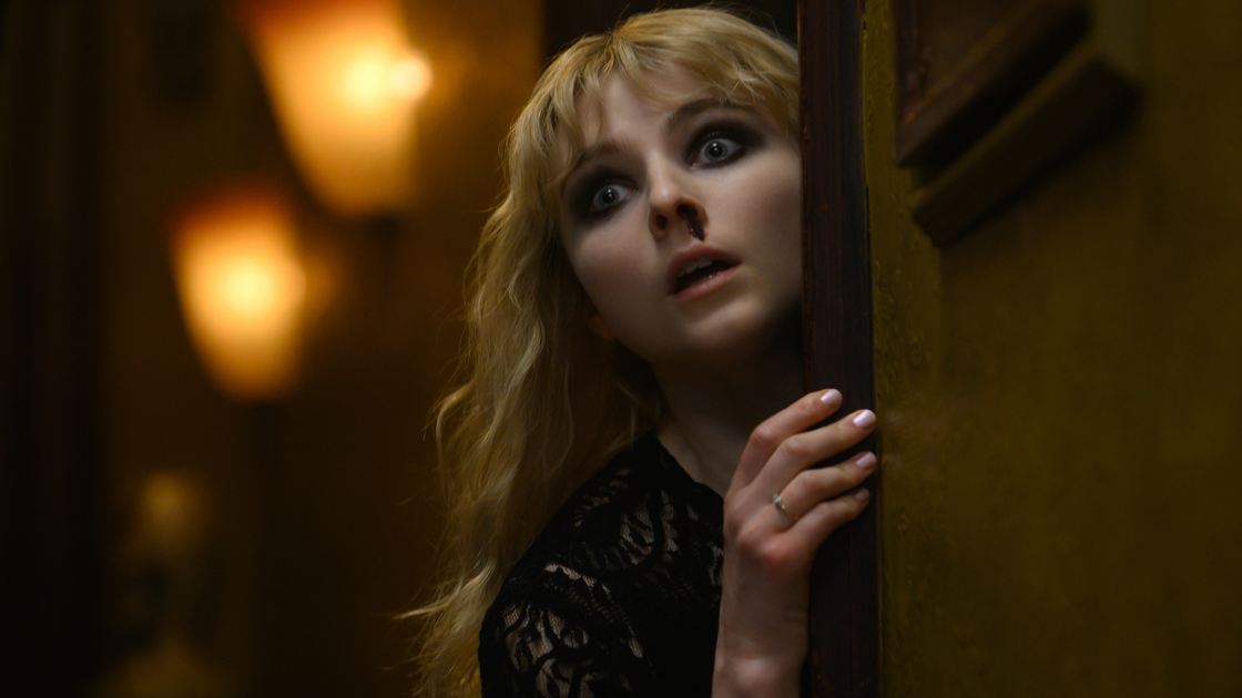 Copertina di Cosa succede a Ellie e Sandie nel finale di Ultima notte a Soho? La spiegazione della scena finale