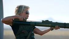 Copertina di Terminator: Destino Oscuro, una clip con Sarah Connor in azione