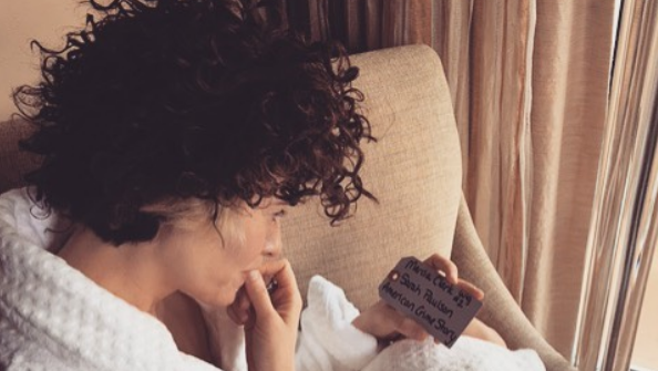 Copertina di Sarah Paulson non si separa mai dalla parrucca di Marcia Clark