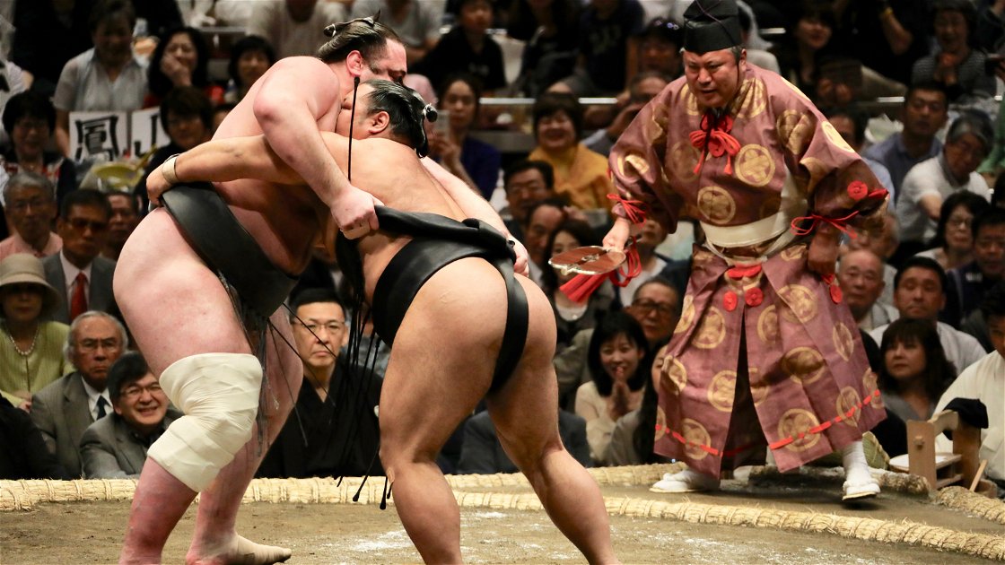 Copertina di Armando Iannucci porta il sumo in una commedia a stelle e strisce