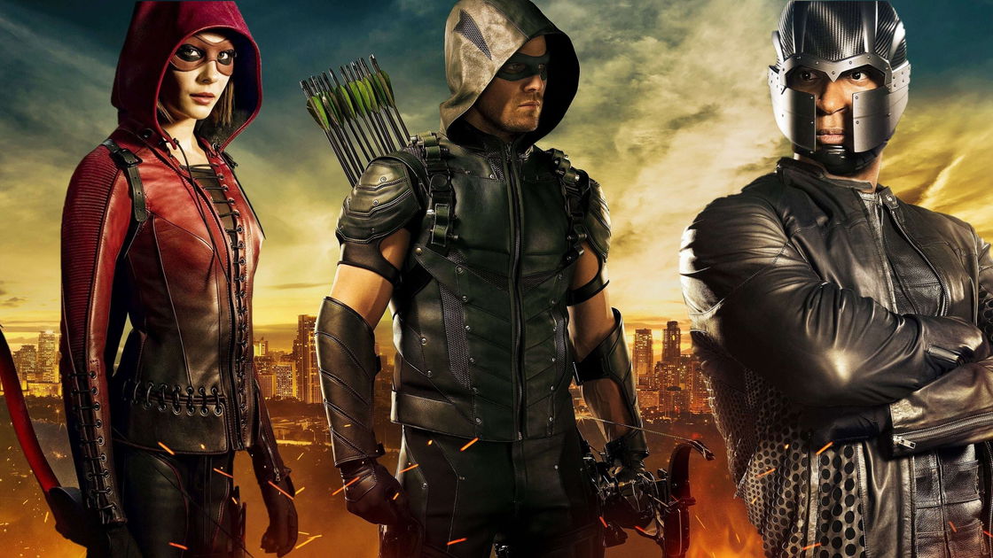 עטיפת Justice U Arriva. מוכנים לסדרה חדשה על ה-Arrowverse?