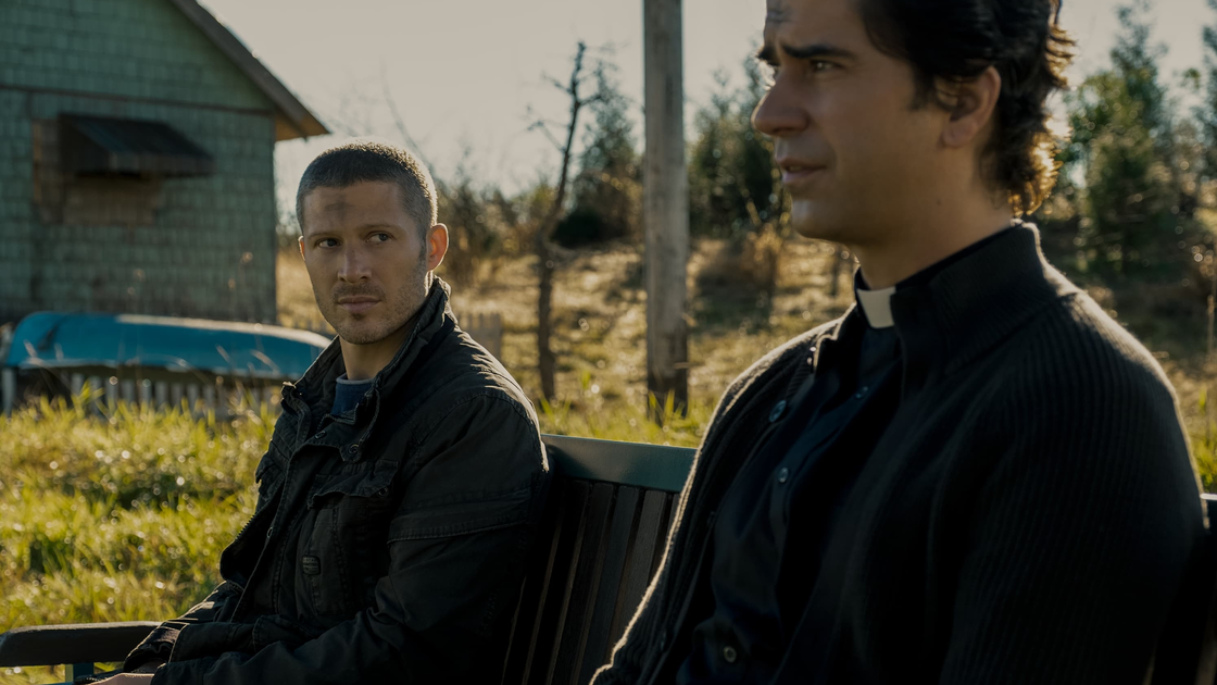 Copertina di Midnight Mass: chi vive e chi muore nella serie di Mike Flanagan