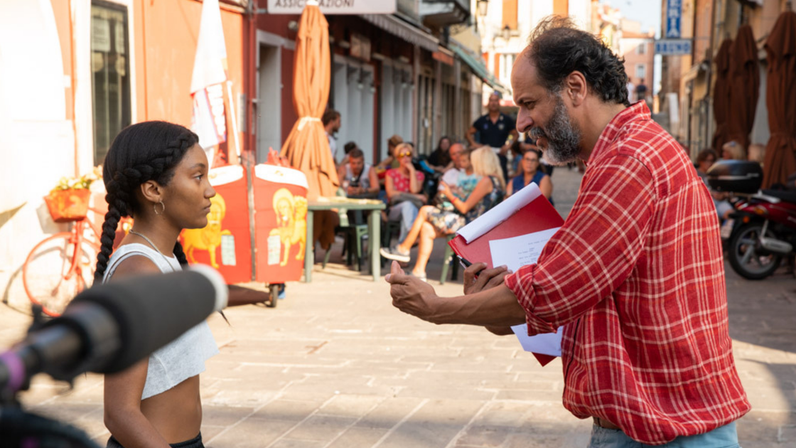 Copertina di Luca Guadagnino racconta We Are Who We Are: "la mia prima volta seriale è ermafrodita, bifronte e politica"
