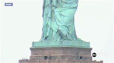 Copertina di Scala la Statua della Libertà il 4 luglio: evacuazione di massa per i visitatori
