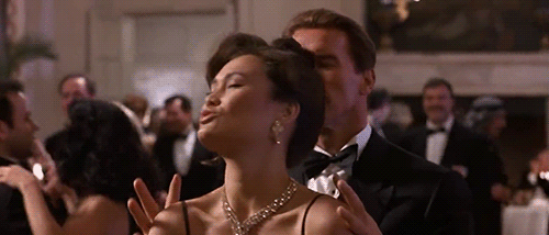 Copertina di True Lies: il tango con Schwarzenegger e le scene più memorabili del film