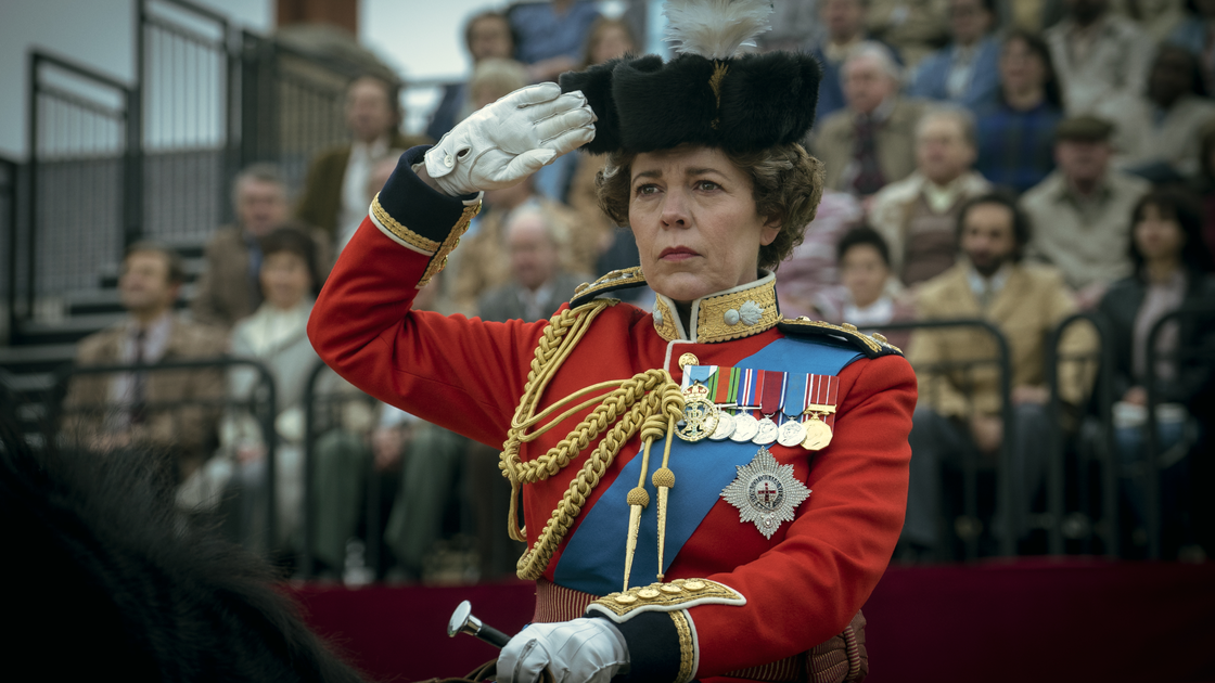 Copertina di The Crown: le autorità inglesi chiedono di chiarire si tratta di una storia romanzata