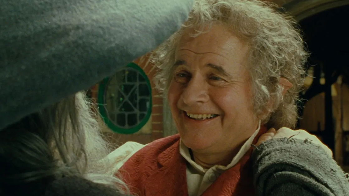 Copertina di Peter Jackson racconta com'era Ian Holm sul set de Il Signore degli Anelli