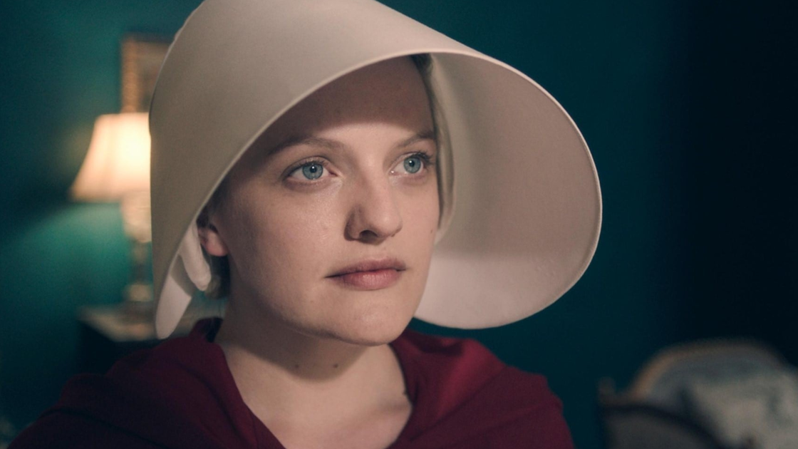 Εξώφυλλο The Handmaid's Tale: 6 διαφορές μεταξύ της σειράς και του βιβλίου της Margaret Atwood