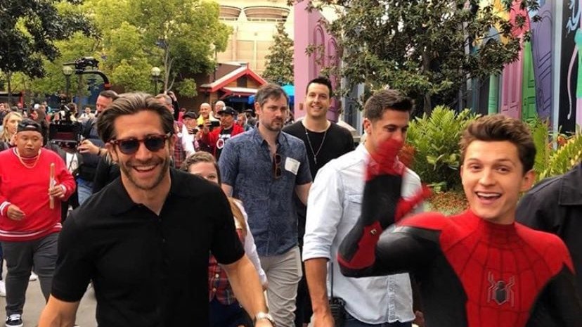 Copertina di Il cast di Spider-Man: Far From Home sorprende i fan a Disneyland California