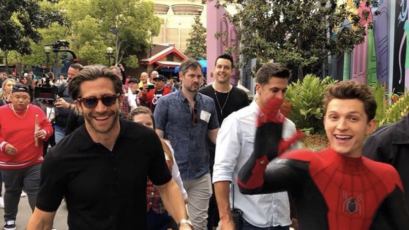 Copertina di Il cast di Spider-Man: Far From Home sorprende i fan a Disneyland California