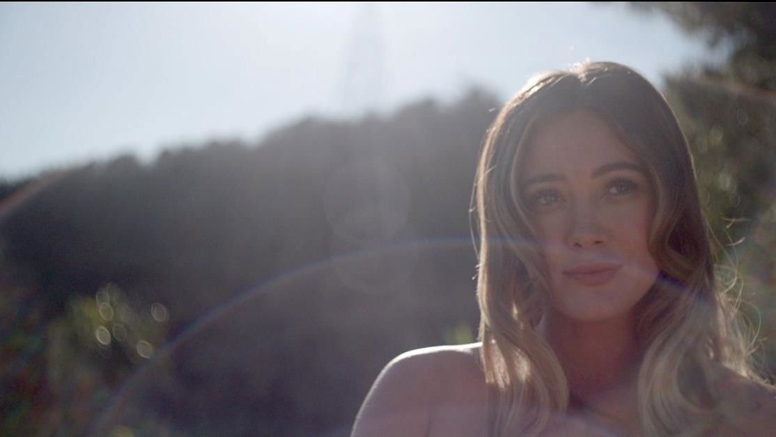 Copertina di Hilary Duff e la strage nel trailer di The Haunting of Sharon Tate
