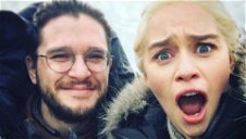 Copertina di Emilia Clarke: Jon Snow che ci fai sul mio set di Game of Thrones?