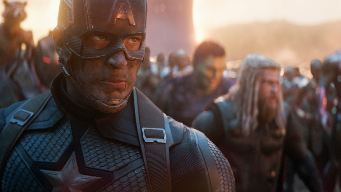 Copertina di Avengers: Endgame, l'epica battaglia finale ricreata in stile videogame anni '90