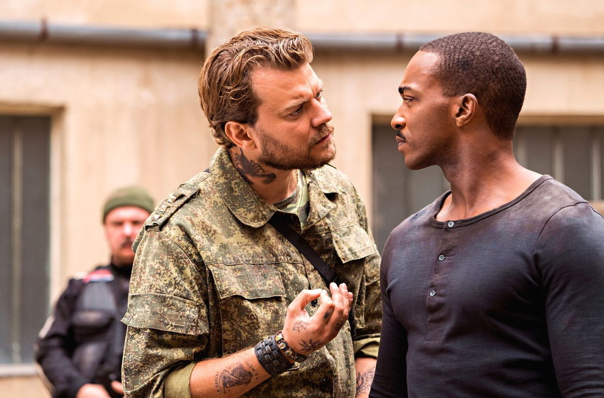 Copertina di Outside the Wire, Anthony Mackie è un ufficiale militare androide nel trailer del film Netflix