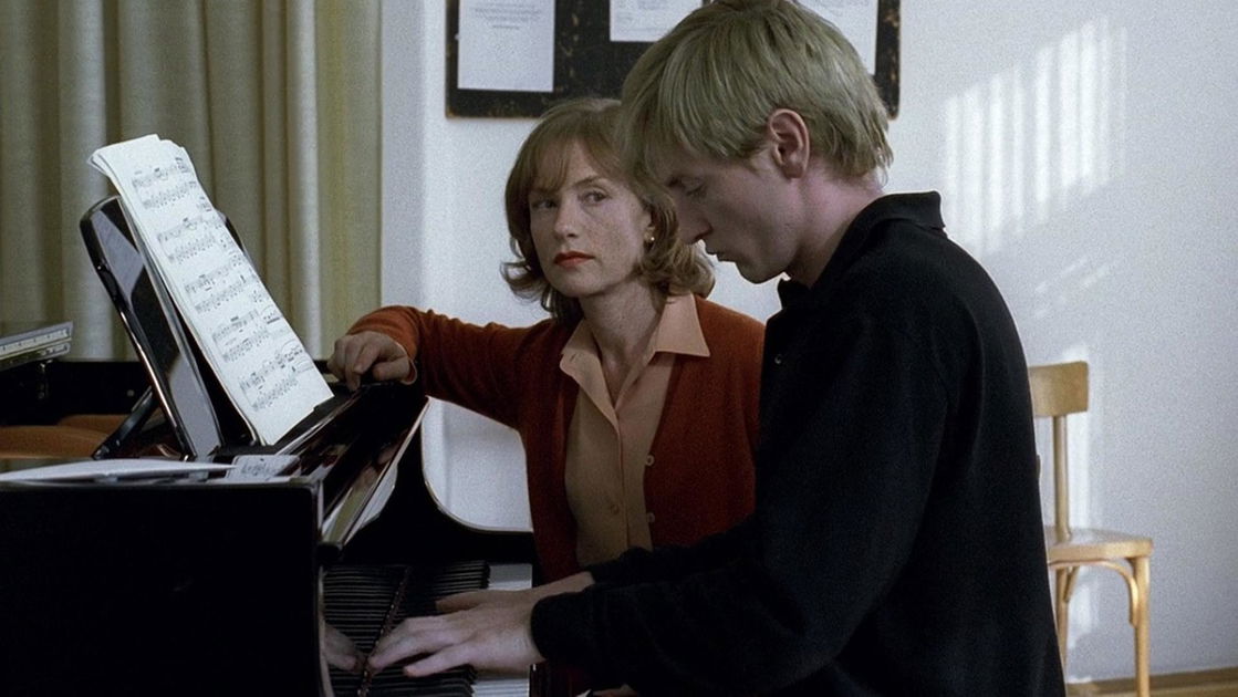 Copertina di "Haneke parla pochissimo e a me piace così": Isabelle Huppert racconta come è stato girato La pianista