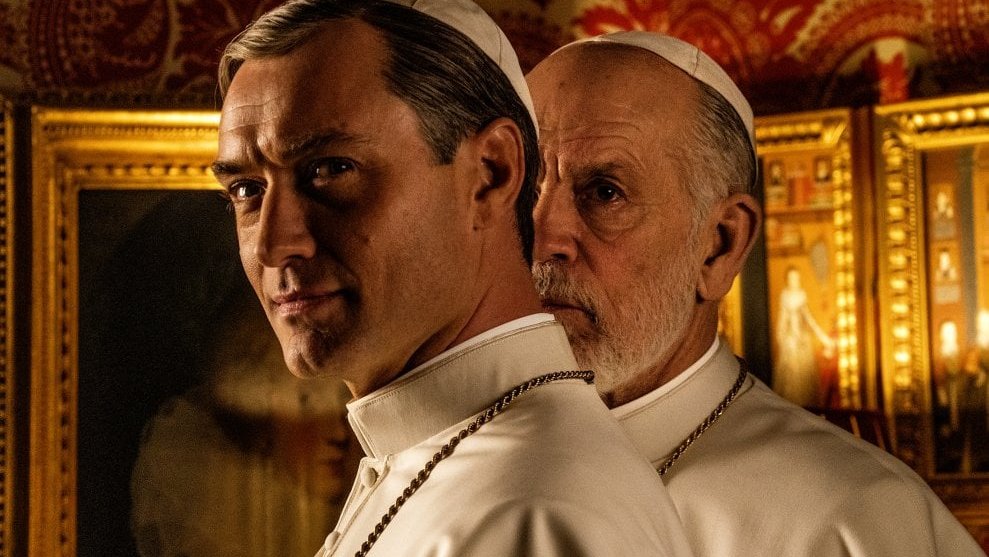 Copertina di The New Pope: prima immagine con Jude Law e John Malkovich