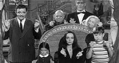 Portada de La familia Addams: 10 curiosidades sobre la mítica serie de televisión de los 60