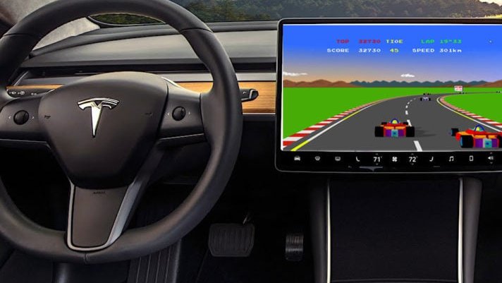 Copertina di Elon Musk porta i videogames Atari nel nuovo aggiornamento di Tesla