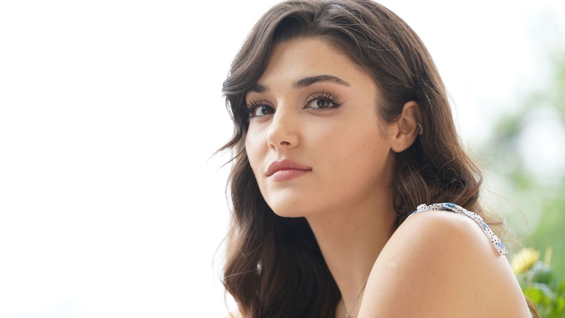 Εξώφυλλο του Who is Hande Erçel, της Τουρκάλας ηθοποιού που πρωταγωνιστεί στο Love Is In The Air