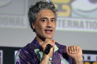 Copertina di Taika Waititi realizzerà due serie animate Netflix su La fabbrica di cioccolato