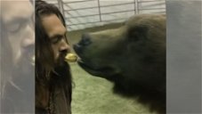 Copertina di Joson Momoa imbocca un orso offrendogli un biscotto con le labbra [VIDEO}