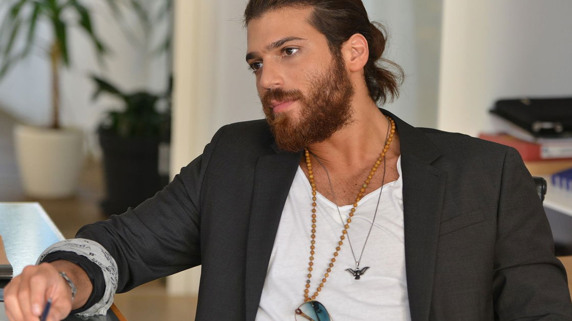 Copertina di Can Yaman, chi è l'attore turco amato in Italia