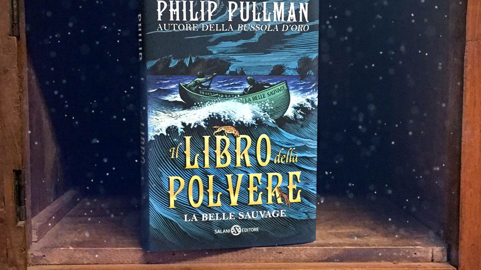 Copertina di Il Libro della Polvere: la seconda parte del romanzo di Philip Pullman uscirà ad ottobre negli USA