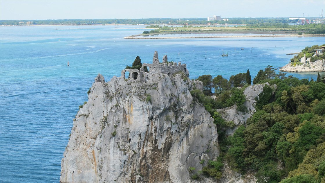 Copertina di Il silenzio dell'acqua: Castel Marciano e le location della fiction