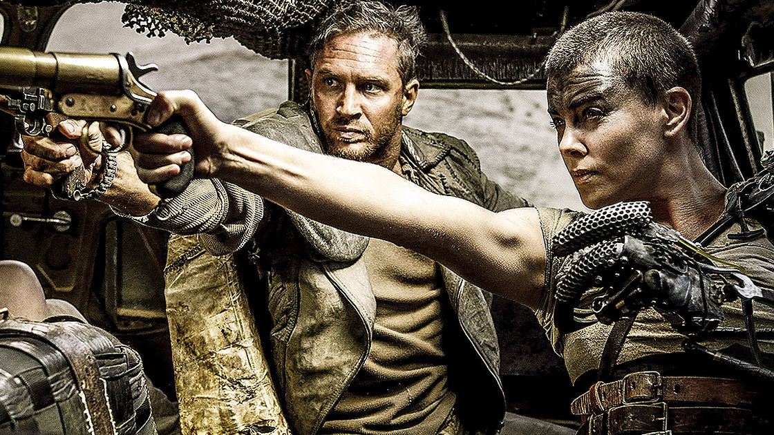 Copertina di Mad Max: Fury Road, Charlize Theron si rotolava nella sabbia prima di girare