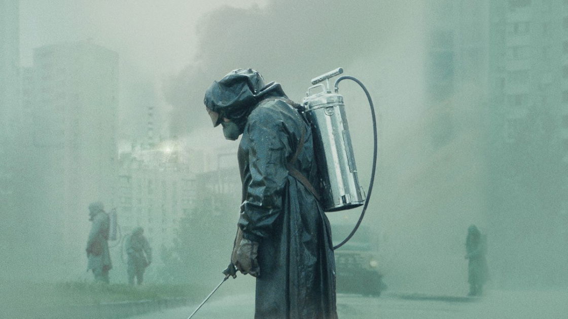Copertina di Craig Mazin chiede rispetto per Chernobyl (e lo stop alle foto inappropriate sul luogo del disastro)
