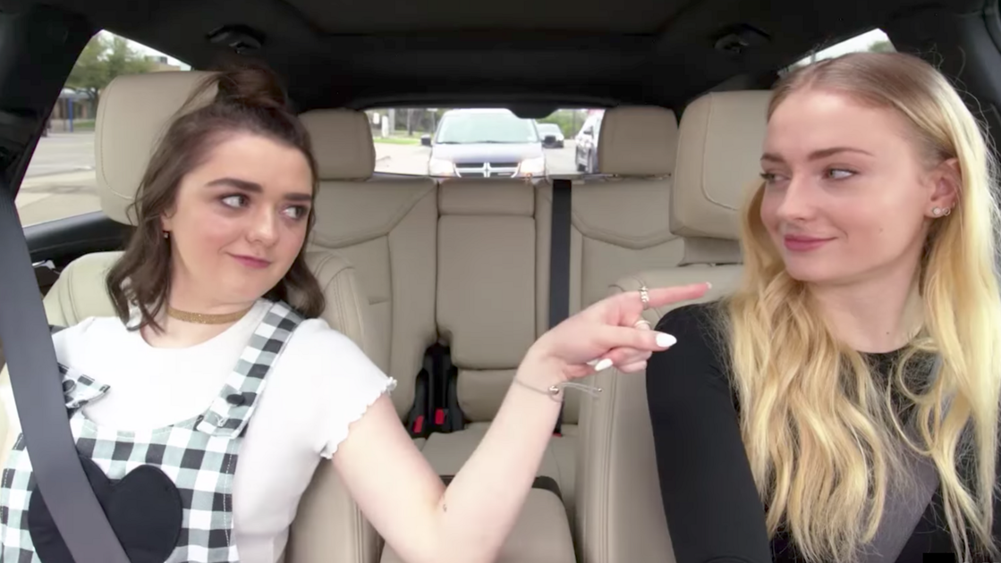 Copertina di Game of Thrones: Arya e Sansa Stark diventano le regine del karaoke