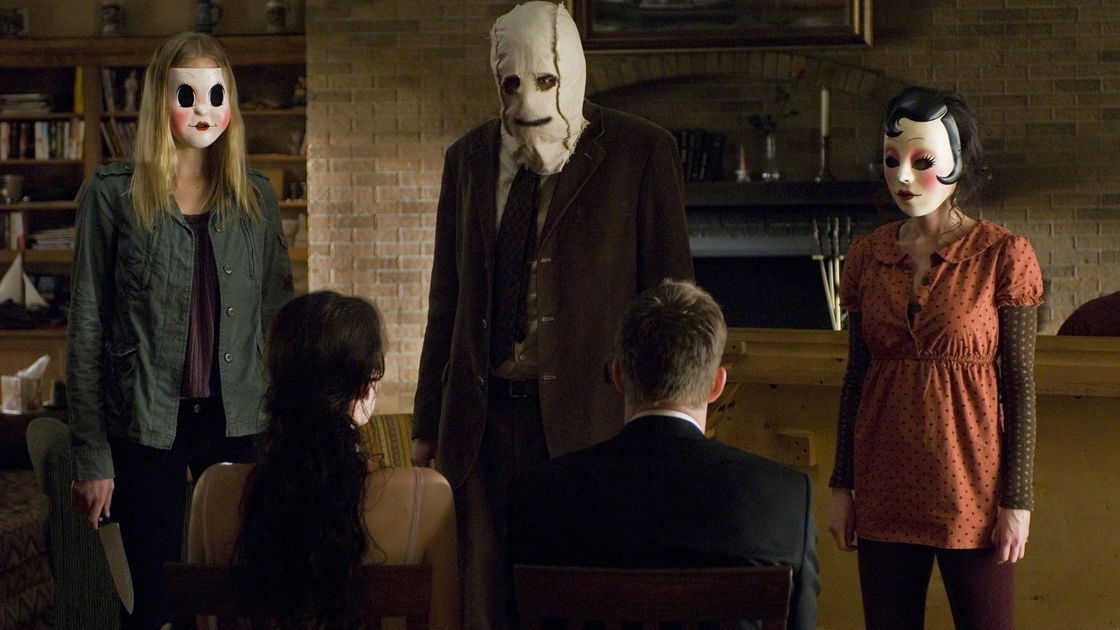 Copertina di The Strangers: l'omicidio di Sharon Tate e i veri crimini che hanno ispirato l'horror con Liv Tyler