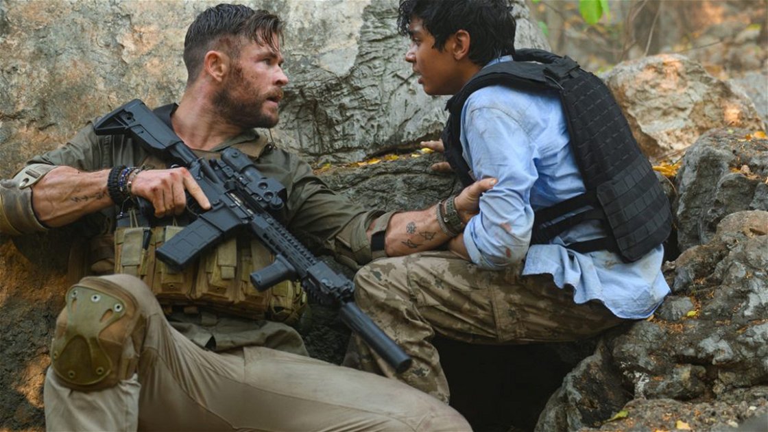 Copertina di Tyler Rake, il film con Chris Hemsworth uscirà su Netflix ad aprile