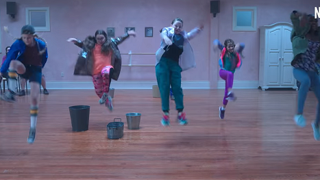 Copertina di Una ballerina allena un gruppo di bambine in Feel the beat, in arrivo su Netflix