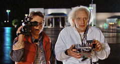 Copertina di La reunion di Doc e Marty: Christopher Lloyd e Michael J. Fox insieme a un evento