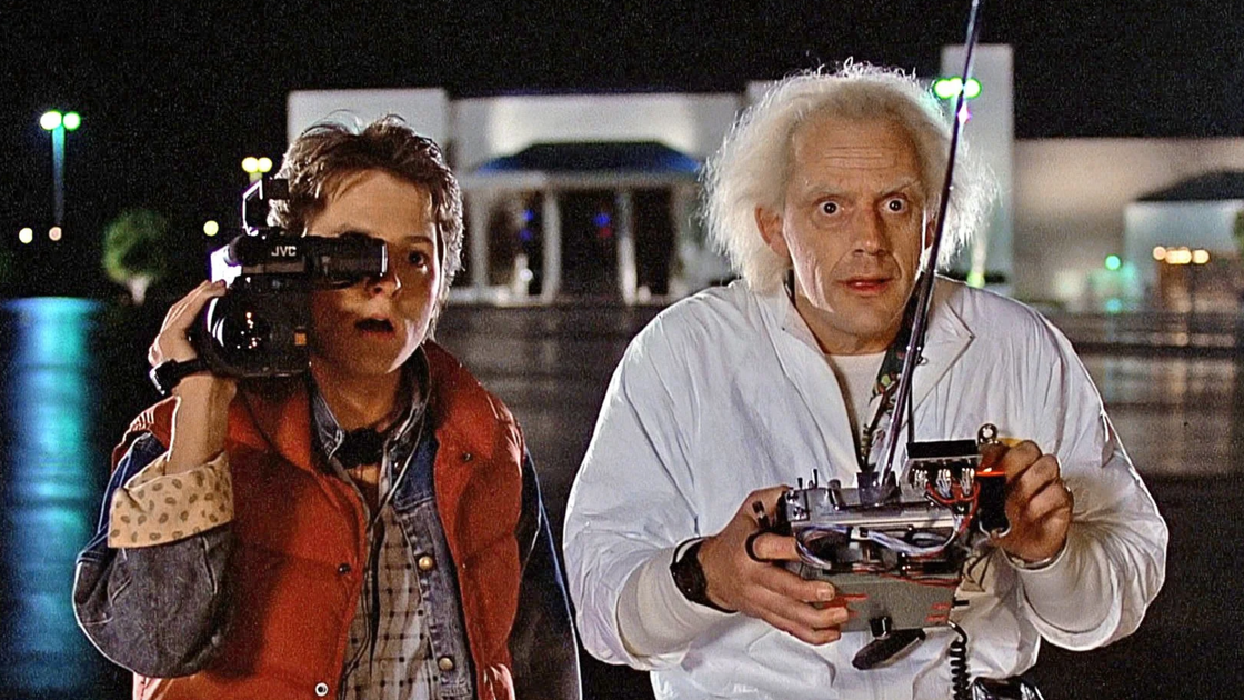 Copertina di La reunion di Doc e Marty: Christopher Lloyd e Michael J. Fox insieme a un evento