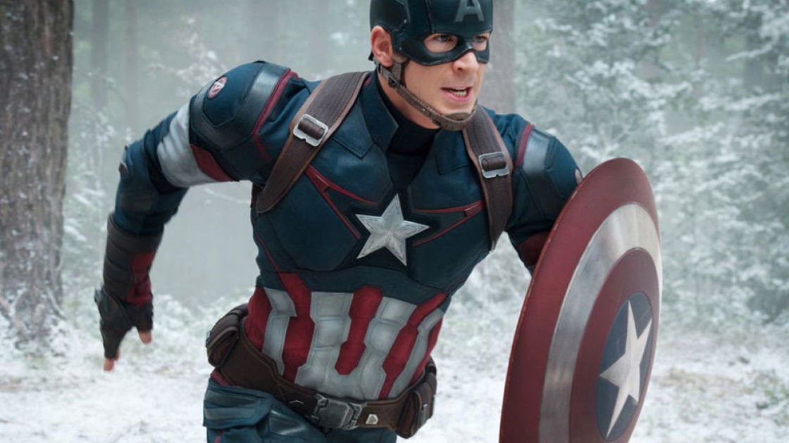 Copertina di Chris Evans regala lo scudo di Cap al bambino che ha salvato la sorellina