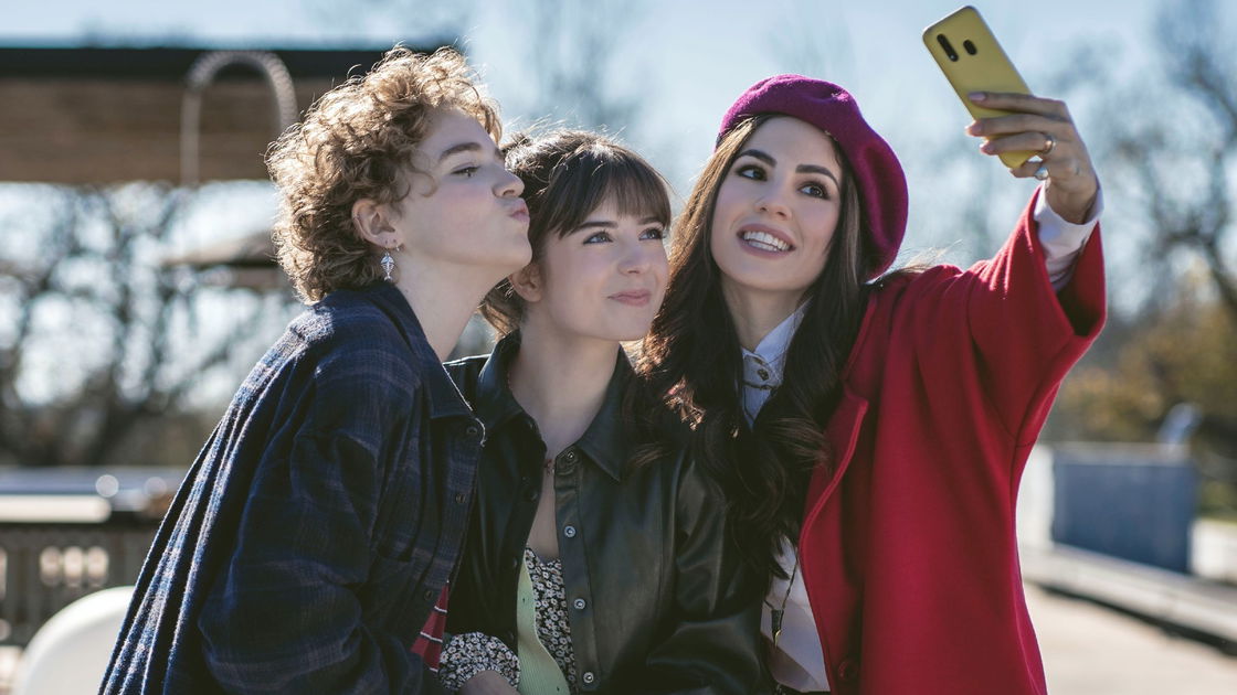 Copertina di Genitori vs Influencer debutterà a Pasqua su Sky: ecco di cosa parla il nuovo film di Michela Andreozzi