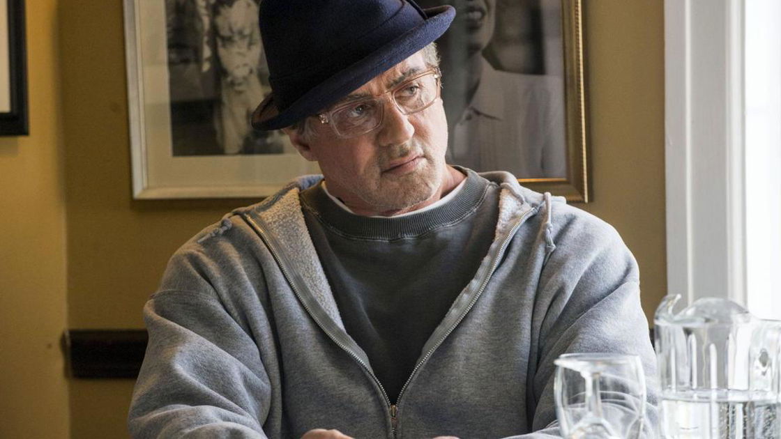 Copertina di Sylvester Stallone è un supereroe a pezzi nelle foto dal set di Samaritan