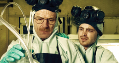 Copertina di Niente reunion di Breaking Bad, Aaron Paul e Bryan Cranston si danno al mescal (e i fan non la prendono bene)