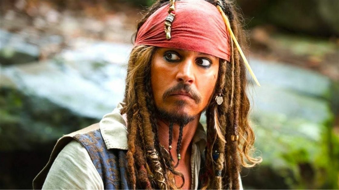 Copertina di Johnny Depp su Pirati dei Caraibi: "Non l'ho mai visto", la curiosa testimonianza in aula