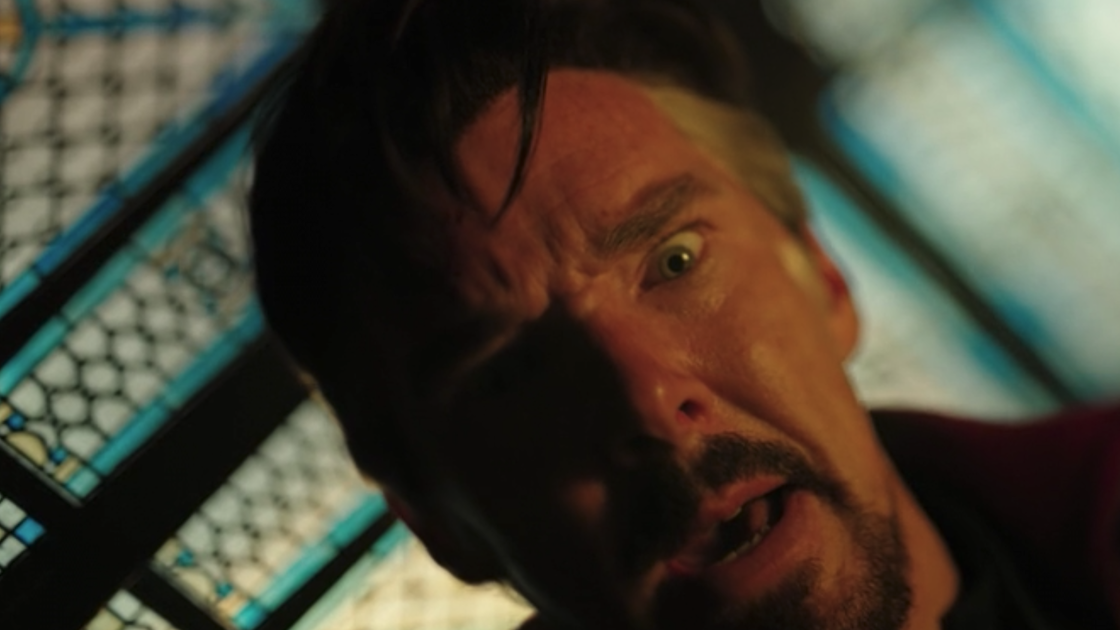 Copertina di Svelato il finale alternativo di Doctor Strange 2