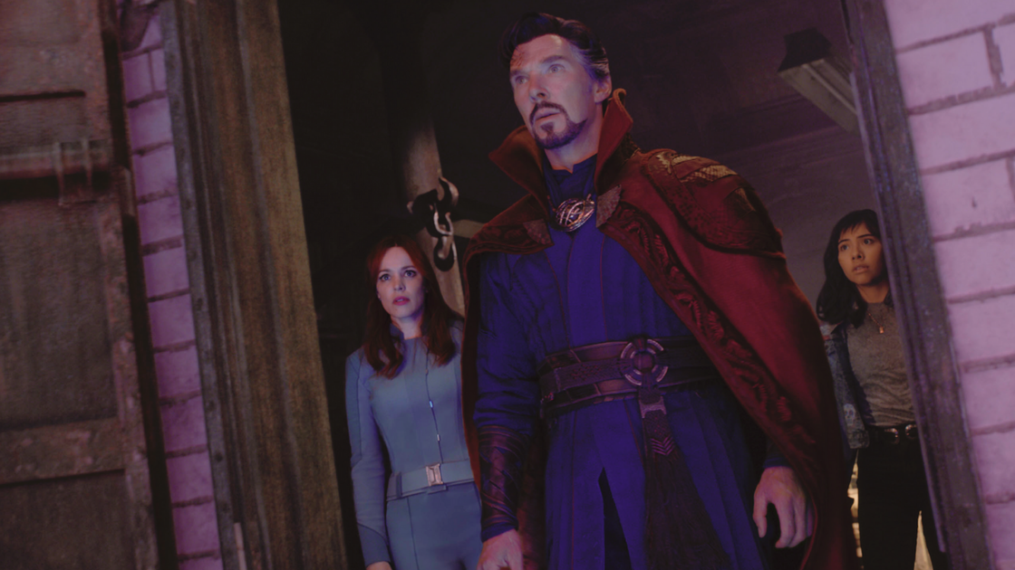 Portada de Doctor Strange 2, Disney no quiere cortar 12 segundos a las "dos mamás" de América Chávez