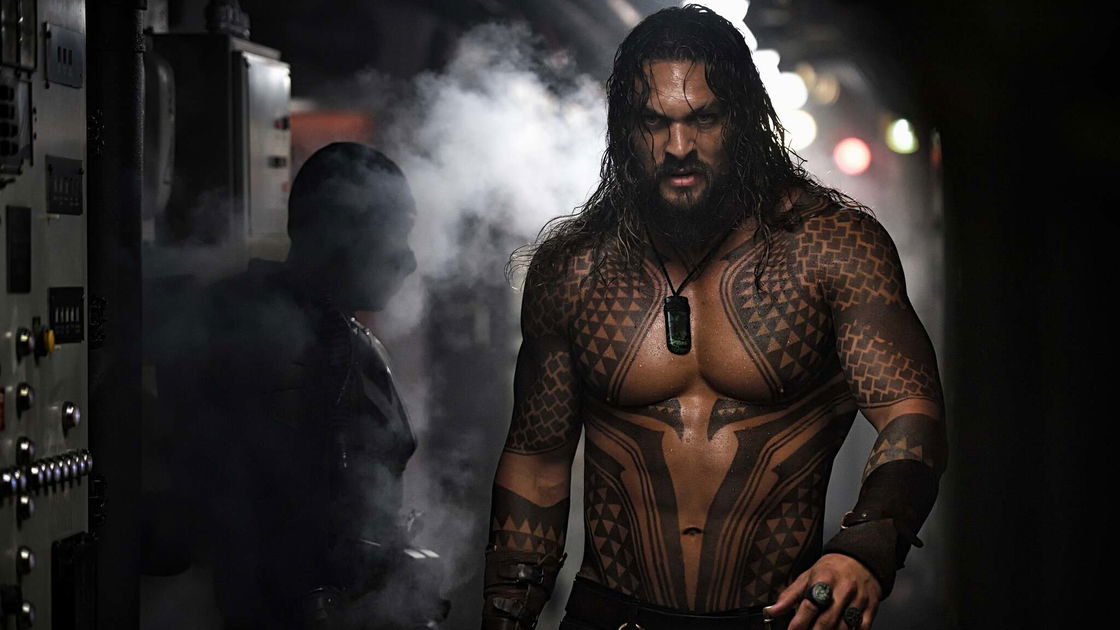 Copertina di Jason Momoa steward su un volo di linea, il VIDEO è virale