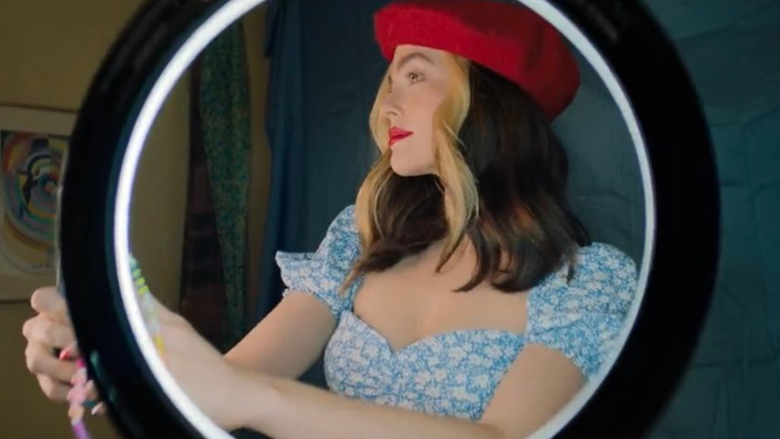 Copertina di Non sopportate Emily in Paris? Zoey Deutch in Not Okay è anche peggio!
