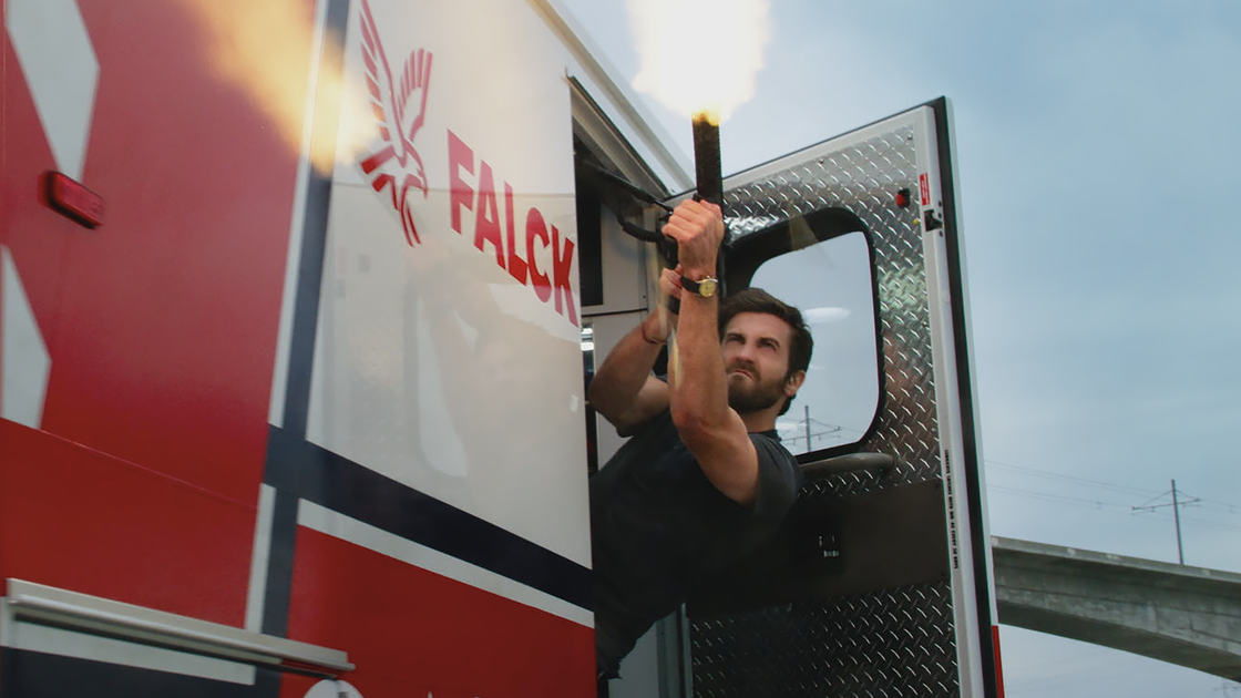 Copertina di Ambulance, lo stunt della sparatoria tra l’ambulanza e l’elicottero è stato improvvisato sul set