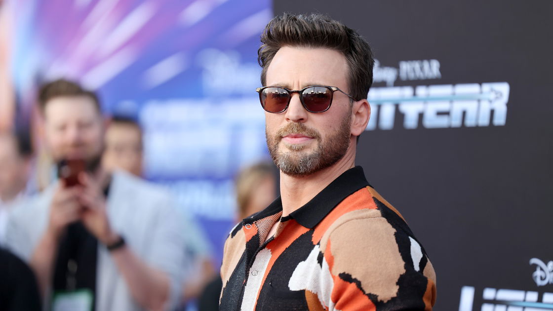Copertina di Chris Evans risponde alle critiche su una foto: "Non sono photoshoppato"