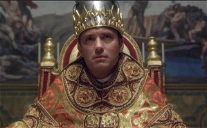 Copertina di Jude Law in costume a Venezia sul set di The New Pope manda in tilt i social