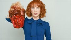 Copertina di Kathy Griffin decapita Donald Trump in un photoshoot (e poi si scusa)